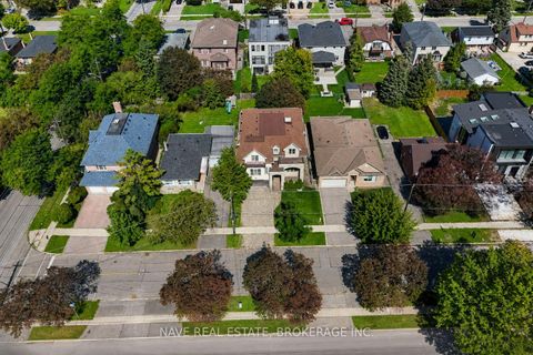 Photo 2 at 136 Homewood Avenue, Newtonbrook West, Toronto