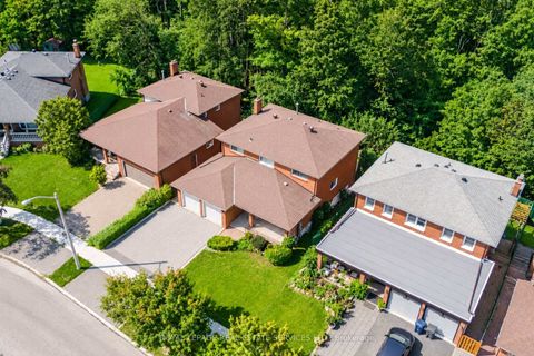 Photo 2 at 124 Stilecroft Drive, York University Heights, Toronto