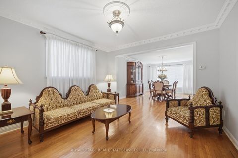 Photo 10 at 124 Stilecroft Drive, York University Heights, Toronto