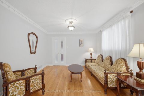Photo 11 at 124 Stilecroft Drive, York University Heights, Toronto