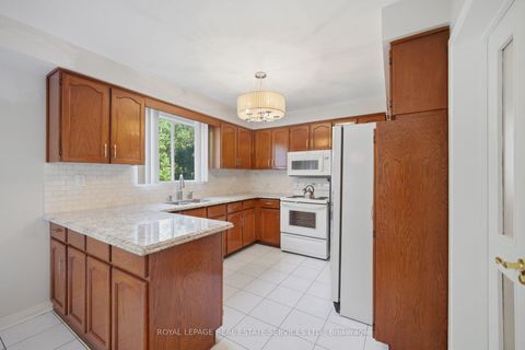 Photo 12 at 124 Stilecroft Drive, York University Heights, Toronto
