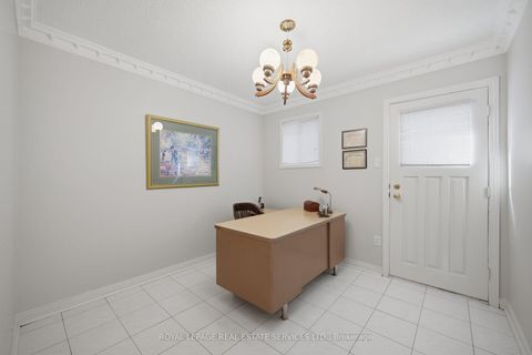 Photo 19 at 124 Stilecroft Drive, York University Heights, Toronto