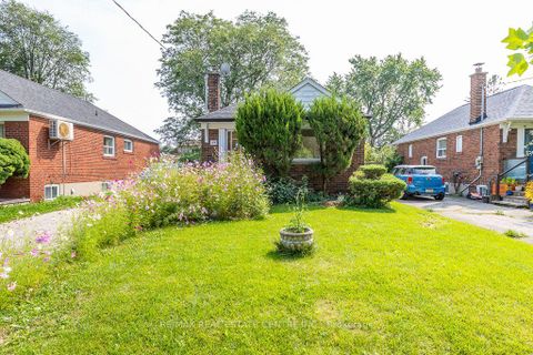 Photo 4 at 27 Innismore Crescent, Maryvale, Toronto
