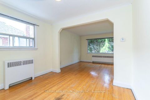 Photo 8 at 27 Innismore Crescent, Maryvale, Toronto