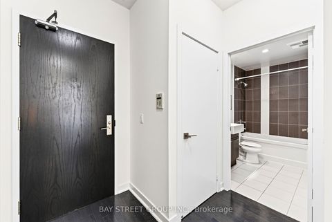 Photo 4 at 709 - 770 Bay Street, Bay Street Corridor, Toronto