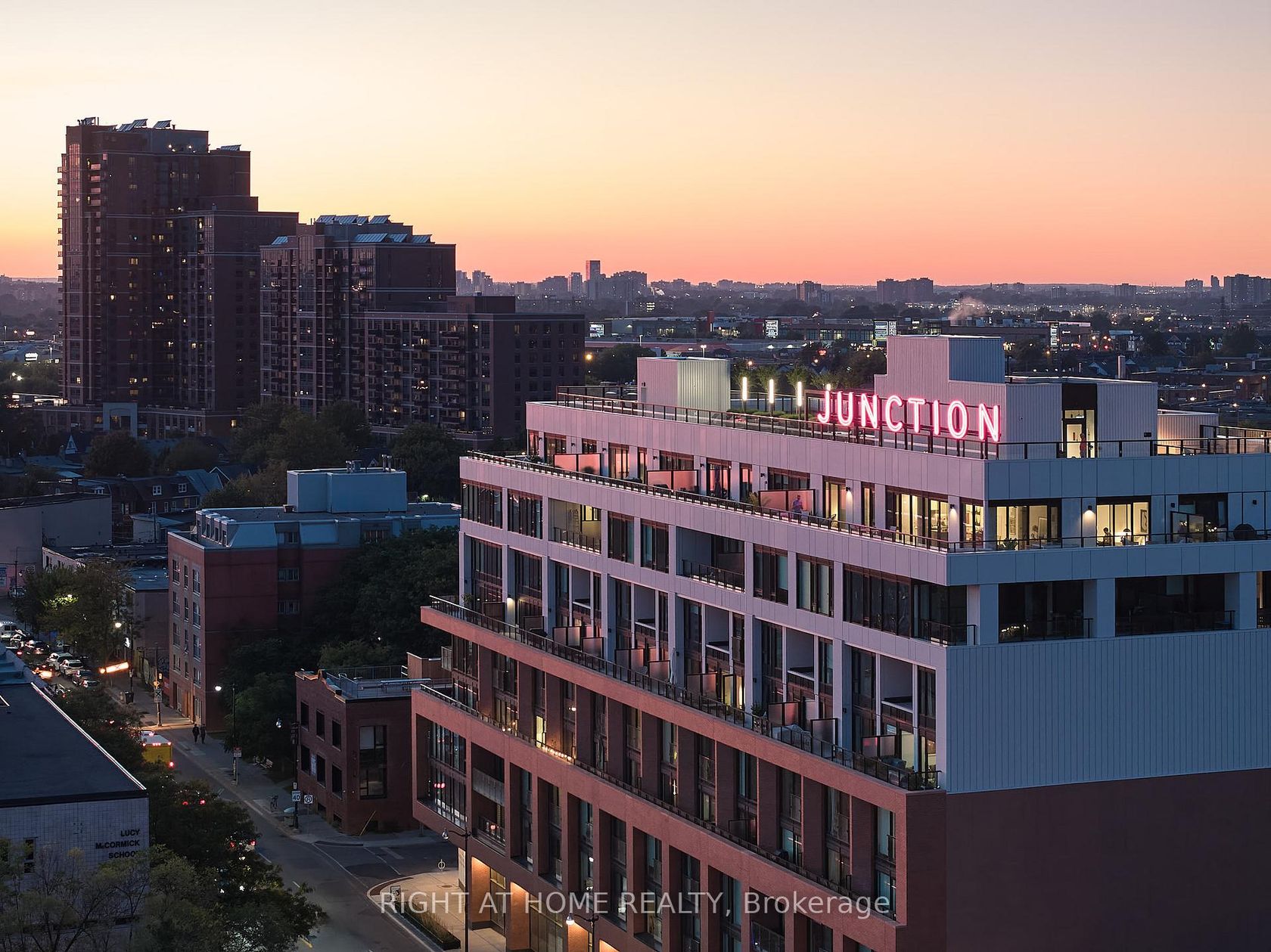 607 - 2720 Dundas Street W, Junction Area, Toronto photo 9