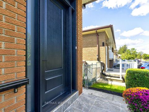 Photo 2 at 17 Cabana Drive, Humber Summit, Toronto