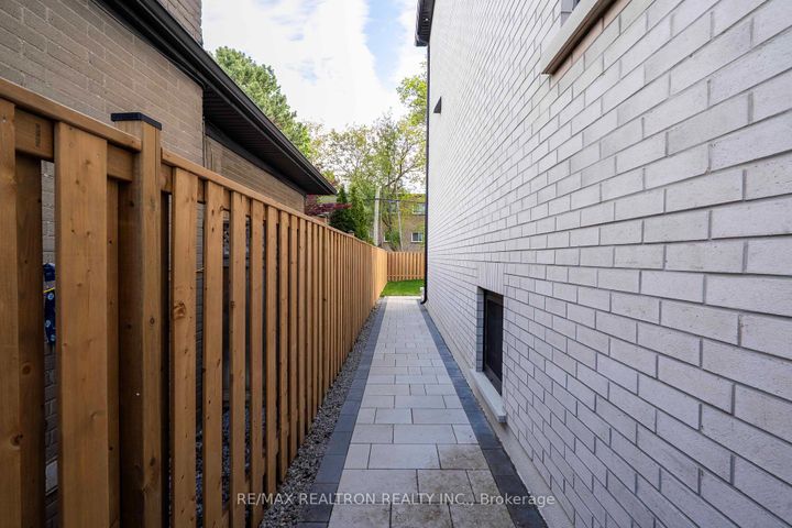 Photo 7 at 35 Foxwarren Drive, Bayview Village, Toronto