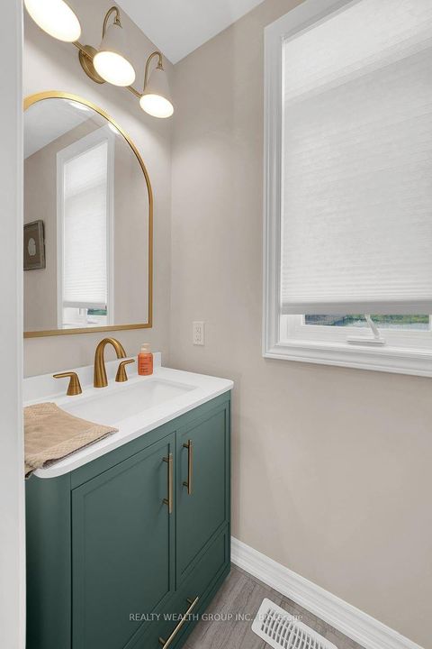 Photo 9 at 122 Dundonnell Place, Vellore Village, Vaughan