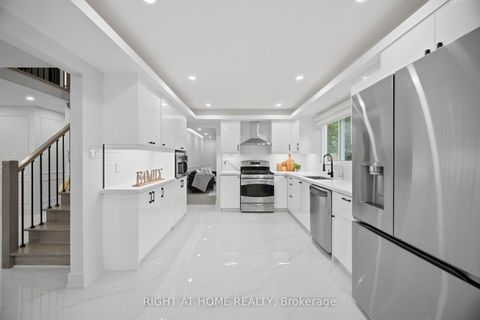 Photo 10 at 4 Simmons Crescent, Aurora Highlands, Aurora