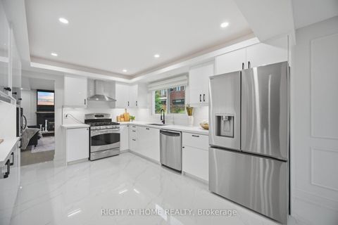 Photo 11 at 4 Simmons Crescent, Aurora Highlands, Aurora