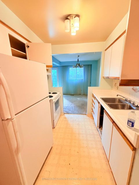 Photo 4 at 1028 Bridletowne Circle, L'Amoreaux, Toronto