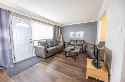 Photo 2 at 18 - 71 Old Burnhamthorpe Road, Markland Wood, Toronto