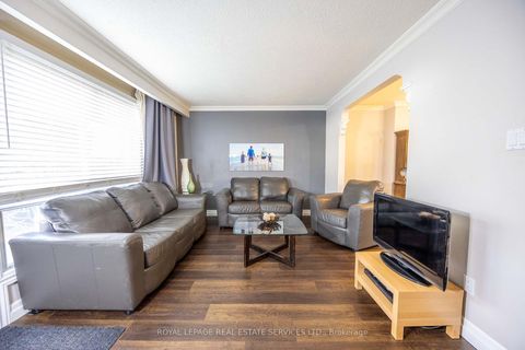 Photo 3 at 18 - 71 Old Burnhamthorpe Road, Markland Wood, Toronto