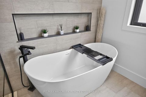 Photo 25 at 21 Allenwood Crescent, Bayview Village, Toronto