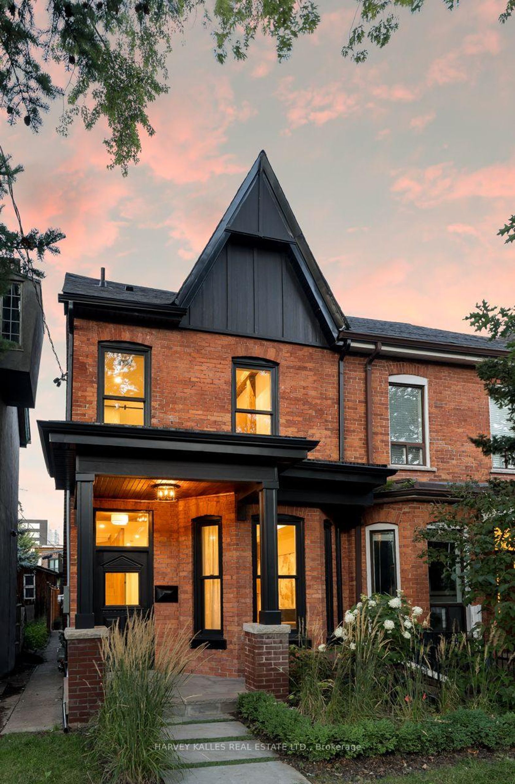 71 Robert Street, University, Toronto photo number 2
