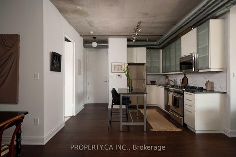 Photo 3 at 605 - 533 Richmond Street W, Waterfront Communities C1, Toronto