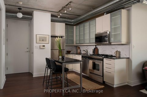 Photo 4 at 605 - 533 Richmond Street W, Waterfront Communities C1, Toronto