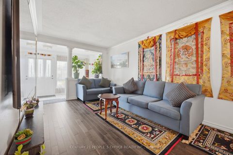 Photo 11 at 161 Northland Avenue, Smythe, Toronto