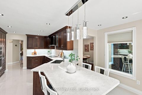 Photo 10 at 5 Carriage Lane, Courtice, Clarington