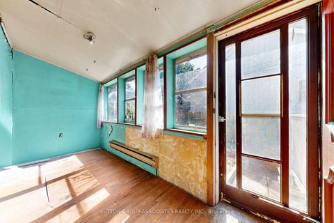 Photo 4 at 18 1/2 Bellevue Avenue, Chinatown, Toronto