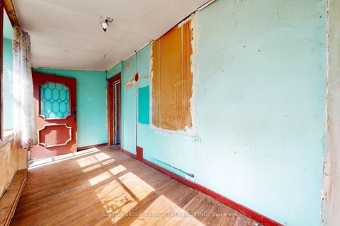 Photo 5 at 18 1/2 Bellevue Avenue, Chinatown, Toronto