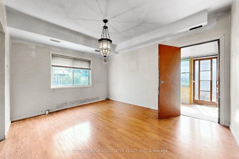 Photo 6 at 18 1/2 Bellevue Avenue, Chinatown, Toronto