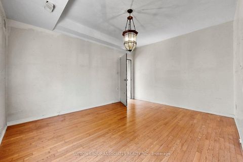 Photo 7 at 18 1/2 Bellevue Avenue, Chinatown, Toronto