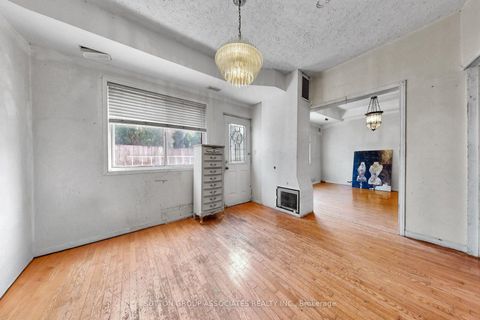Photo 8 at 18 1/2 Bellevue Avenue, Chinatown, Toronto
