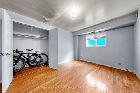 Photo 9 at 18 1/2 Bellevue Avenue, Chinatown, Toronto