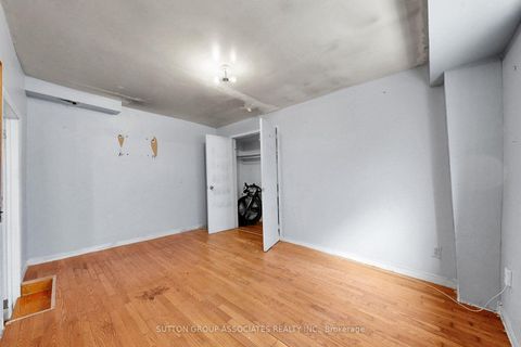 Photo 10 at 18 1/2 Bellevue Avenue, Chinatown, Toronto