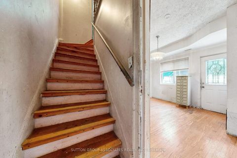 Photo 11 at 18 1/2 Bellevue Avenue, Chinatown, Toronto