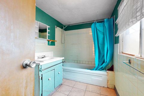 Photo 13 at 18 1/2 Bellevue Avenue, Chinatown, Toronto