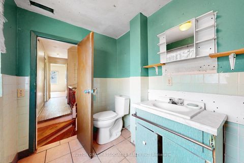Photo 14 at 18 1/2 Bellevue Avenue, Chinatown, Toronto