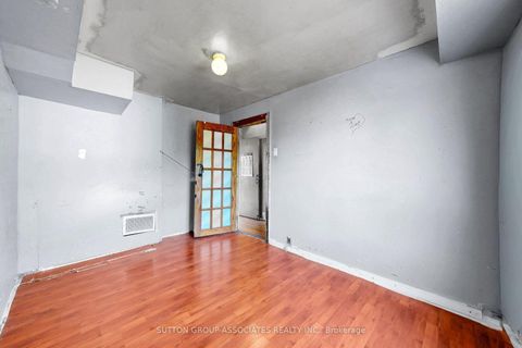 Photo 16 at 18 1/2 Bellevue Avenue, Chinatown, Toronto