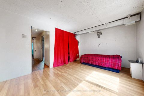 Photo 18 at 18 1/2 Bellevue Avenue, Chinatown, Toronto