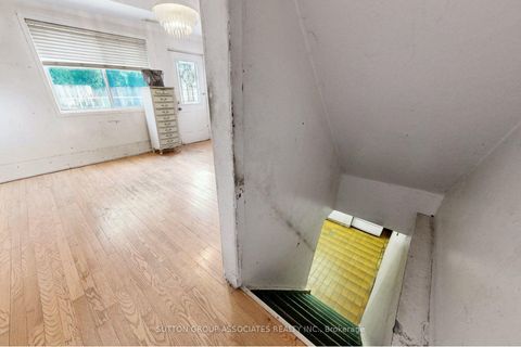 Photo 19 at 18 1/2 Bellevue Avenue, Chinatown, Toronto