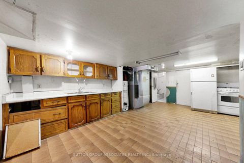 Photo 21 at 18 1/2 Bellevue Avenue, Chinatown, Toronto