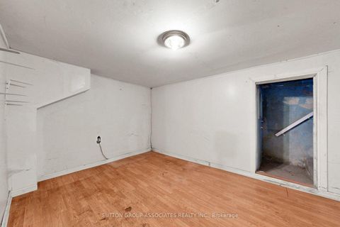 Photo 22 at 18 1/2 Bellevue Avenue, Chinatown, Toronto