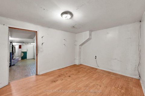 Photo 23 at 18 1/2 Bellevue Avenue, Chinatown, Toronto