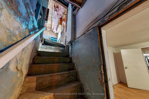 Photo 24 at 18 1/2 Bellevue Avenue, Chinatown, Toronto