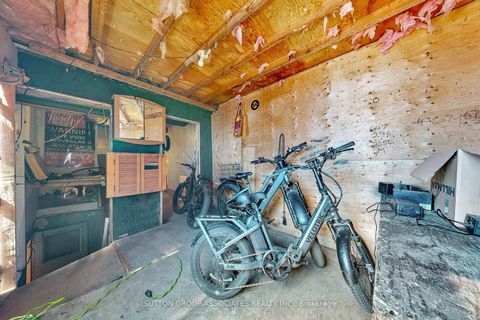 Photo 25 at 18 1/2 Bellevue Avenue, Chinatown, Toronto