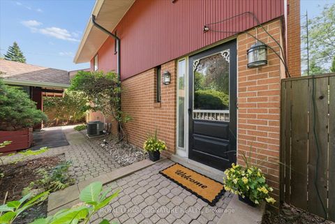 Photo 2 at 17 Lesterwood Crescent, Bendale, Toronto