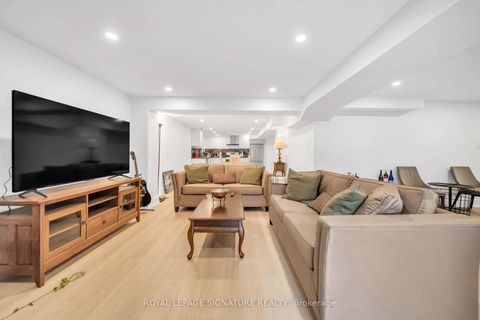 Photo 36 at 16 Ravencliffe Road, Willowbrook, Markham