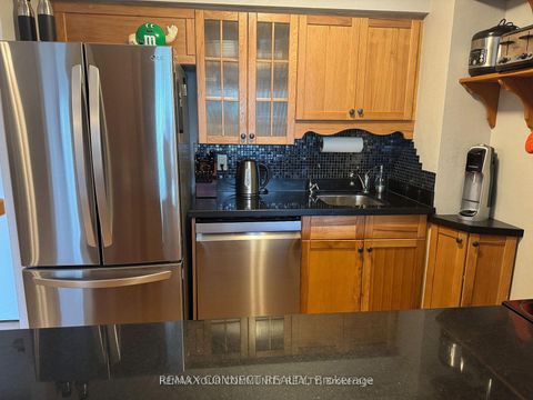 Photo 3 at 221 - 326 Major Mackenzie Drive E, Crosby, Richmond Hill