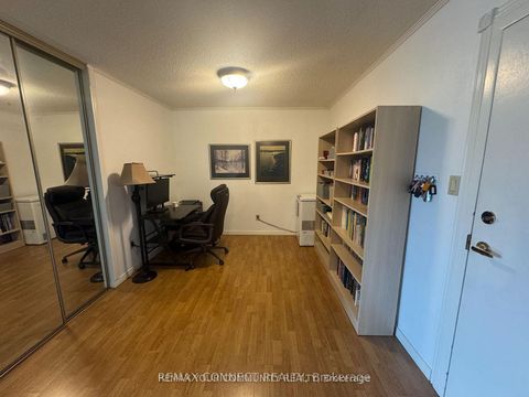 Photo 6 at 221 - 326 Major Mackenzie Drive E, Crosby, Richmond Hill