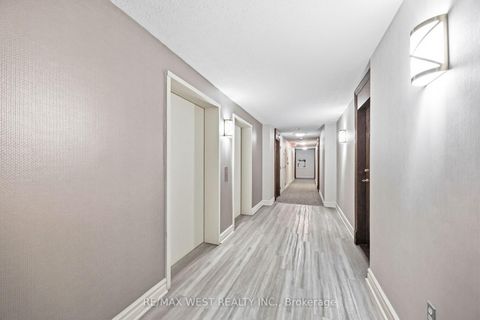Photo 4 at 809 - 15 Michael Power Place, City Centre West, Toronto