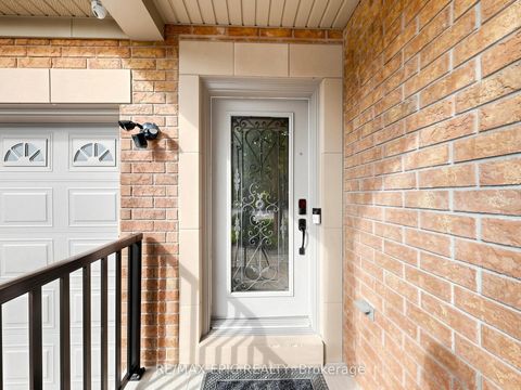 Photo 4 at 6 Malta Court, Jefferson, Richmond Hill