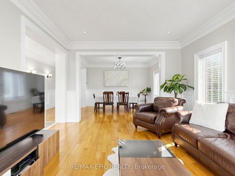 Photo 11 at 6 Malta Court, Jefferson, Richmond Hill