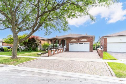 Photo 1 at 40 Beamsville Drive, L'Amoreaux, Toronto
